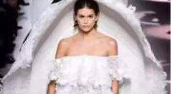 Model Kaia Gerber, Instagram'da bikinili pozunu paylaşarak kolunu kırdığını söyledi