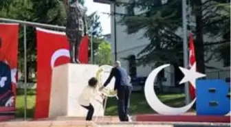 Bilecik'te 19 Mayıs kutlamaları Atatürk Anıtı'na çelenk sunulmasıyla başladı