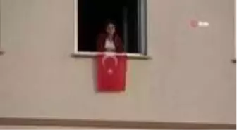 Karantinadaki vatandaşların pencerede bayram coşkusu