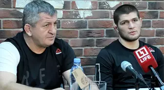 Khabib Nurmagomedov, koronavirüse yakalanan babasının durumunun kritik olduğunu söyledi