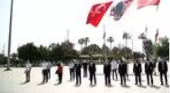 Mersin'de sosyal mesafe ve maskeli 19 Mayıs töreni