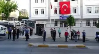 Pendik'te polisler 19.19'da İstiklal Marşı'nı okudu