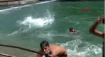 ADANA Çocuklar, canlarını hiçe sayarak sulama kanalında yüzmeye devam etti