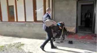 Başkan Büyüksu'dan engelli Özdemir'e bebek arabası