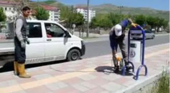 Bitlis Belediyesinden işlek caddelere yeni çöp kovaları