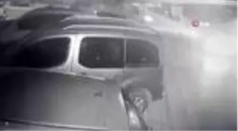 Kamyonet ile otomobil çarpıştı, kontrolden çıkıp bahçeye daldılar...Kaza anı kamerada