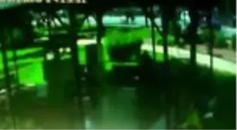 Trafik kazasında yaralanan polislere tişörtle 'güneş koruması'