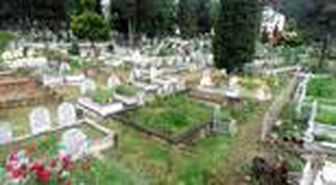 Mezarlıklar duasız kalmadı