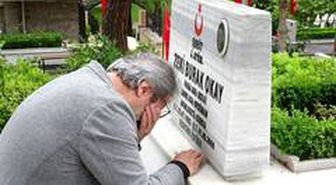 Şehit asteğmenin babası mezarlıkta gözyaşlarını tutamadı
