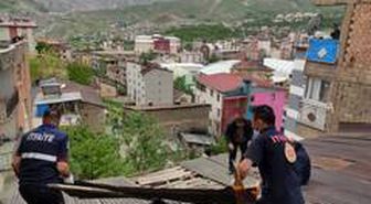 Hakkari'de şiddetli rüzgar çatıları uçurdu