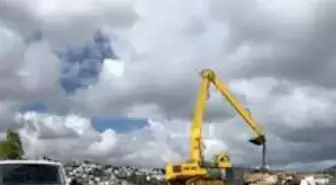 Kepçe ile denizin dibini kazdılar, çuvallar dolusu kum getirdiler