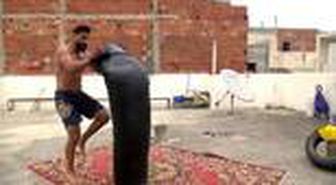 Tunuslu sporcu, sokağa çıkma yasağına rağmen antremanlarına ara vermedi