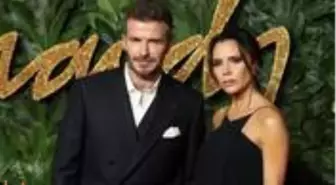 Senelerdir poz verirken gülümsemeyen Victoria Beckham, ilk kez kahkaha atarken fotoğraf çekti