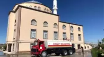 Ürgüp'te Cami avluları cuma namazı için hazırlanıyor