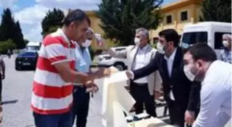 Ak Parti, Ceyhan'da cemaate seccade ve maske dağıttı