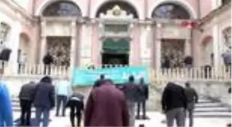 ORTAKÖY BÜYÜK MECİDİYE CAMİİ AVLUSUNDA SOSYAL MESAFELİ CUMA NAMAZI