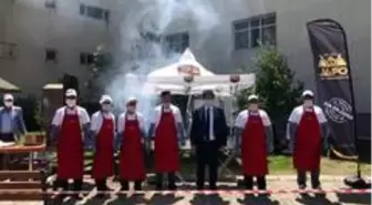 Sağlık çalışanlarına sucuk, ekmek ve ayran ikramında bulundular