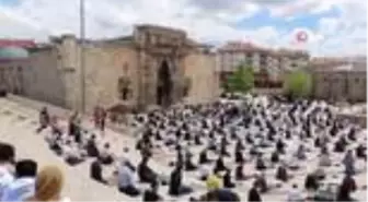 Üç medrese arasında görkemli Cuma