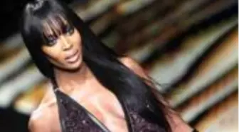 Naomi Campbell, metroda çıplak pozlar verdi