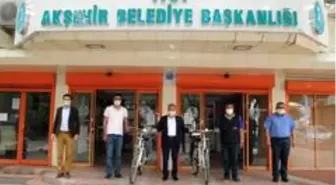 Bayramda kazandıkları bisikletlerini teslim aldılar