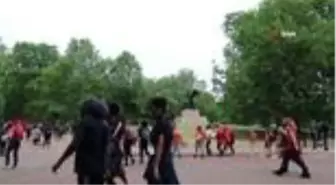 Londra'da binlerce kişi Hyde Park'ta toplanarak ırkçılık karşıtı protesto düzenledi