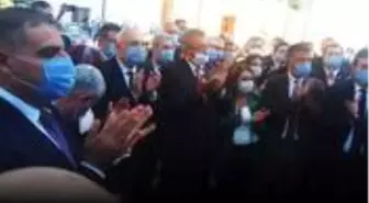 CHP'liler, Enis Berberoğlu'nun vekilliğinin düşürmesini Meclis Başkanlığına Anayasa kitapçığı bırakarak protesto etti