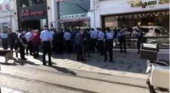 İstiklal Caddesinde Beyoğlu ve İBB zabıtaları arasında gerginlik