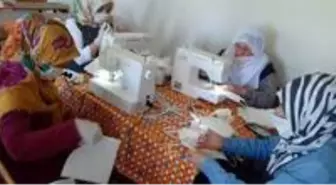 Son dakika haberi... Mahallenin kadınları maske üretmek için gönüllü oldu