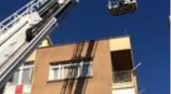 7. katta iskelede asılan kalan boyacının imdadına itfaiye yetişti