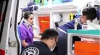 Bariyerlere ve önündeki araca çarpan otomobil takla attı: 5 yaralı