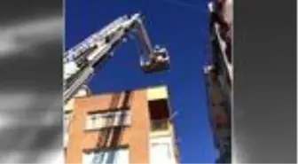 Boya için çıktığı iskelede asılı kalan işçiyi itfaiye kurtardı