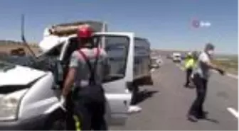Kazada kamyonet içerisinde sıkışan gencin imdadına sağlıkçı belediye başkanı yetişti