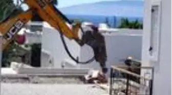 Özdil'in hilti ile kırılamayan duvarları kepçeyle yıkıldı