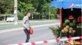 Satış yapmasına izin verilmeyen seyyar satıcı, bu kez de kendini yakmak istedi