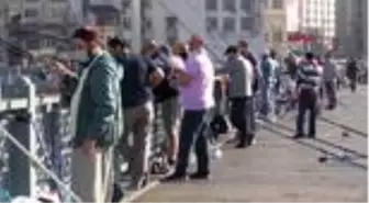 YASAKSIZ İLK HAFTA SONUNDA GALATA KÖPRÜSÜ'NE BALIK TUTMAYA KOŞTULAR