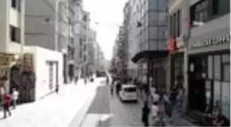 Taksim'de polisin 'hoparlörlü drone' ile uyardığı vatandaşlar şaşkına döndü
