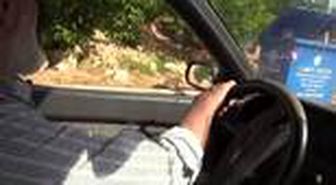 Çöplerden topladığı ekmeklerle hem kuşları besliyor hem de israfı önlüyor