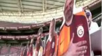 Galatasaray'da karton taraftarlar stattaki yerini alıyor