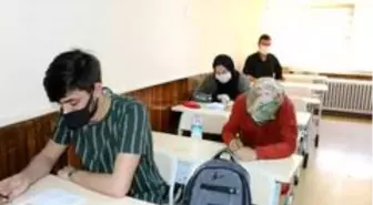 Bilgi Evleri ve Gençlik Merkezleri'nde yüz yüze eğitimler başladı