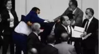 MHP'li Olcay Kılavuz'un CHP'li Özgür Özel'e yumruk attığı anın görüntüsü ortaya çıktı