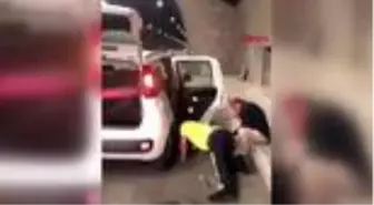 TRABZON Engellinin patlayan otomobil lastiğini değiştiren polis: Asli görevimizi yaptık