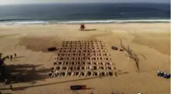 Brezilya'nın ünlü plajında kazılan sembolik mezarlarla hükümete tepki