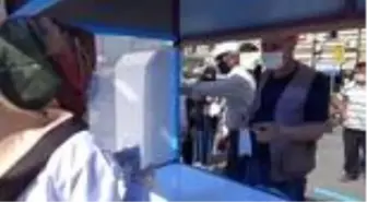 Son dakika haber... Diyarbakır'da vakalar artınca üretici, vatandaşlara ücretsiz maske dağıttı