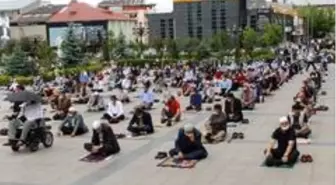 Yakutiye Kent Meydanı'nda Cuma namazı yoğunluğu