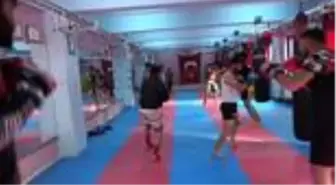 Bitlis'te muay thai sporcuları salona döndü