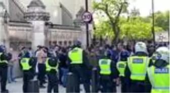 Karşıt görüşlü göstericiler arasında arbede