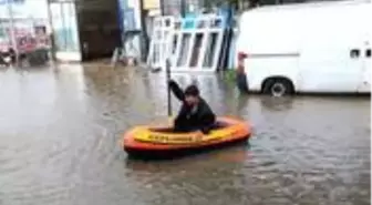 Sağanak yağmuru fırsat bilen baba, çocuğunu eğlendirdi