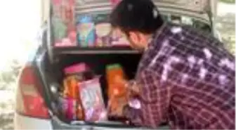 Üniversiteli genç, oyuncak ve kitaplarla köydeki çocukların yüzünü güldürdü