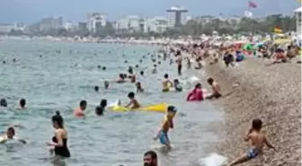 Antalya sahillerinde pazar günü yoğunluğu