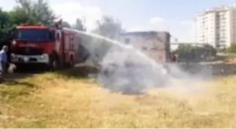 Anız yangını ikamete sıçramadan söndürüldü